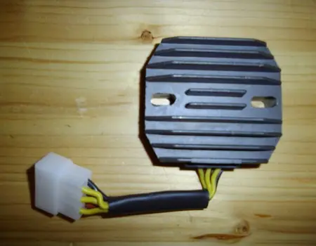 Suzuki GSX-R 1000 Laderegler 2001-2004 Zertifiziert