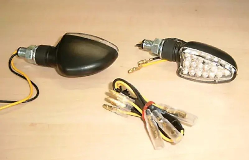 Schnäppchen SHIN YO Arrow LED Blinker schwarz / klar, E-geprüft (Paar) – vorn & hinten
